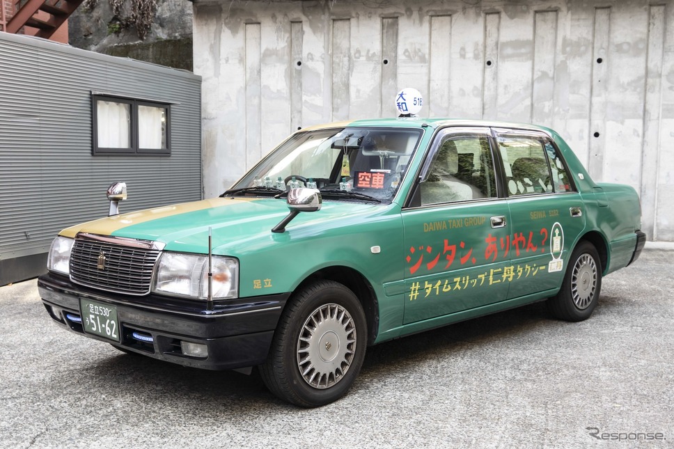 「銀粒仁丹」パッケージカラーのフルラッピングタクシー《写真提供 ニューステクノロジー》
