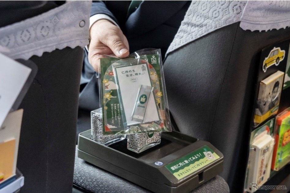 乗車した人に配布するオリジナルの乗車証と「銀粒仁丹」イメージ《写真提供 ニューステクノロジー》