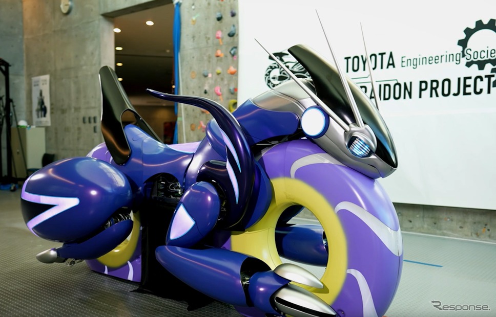 東京ミッドタウン日比谷アトリウムで展示される「TOYOTA Engineering Society MIRAIDON」《写真提供 トヨタ技術会、ポケモン》