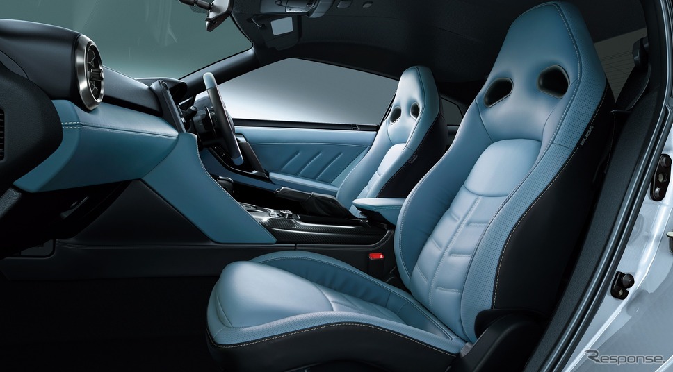 GT-R Premium edition 内装色ブルーヘブン《写真提供：日産自動車》