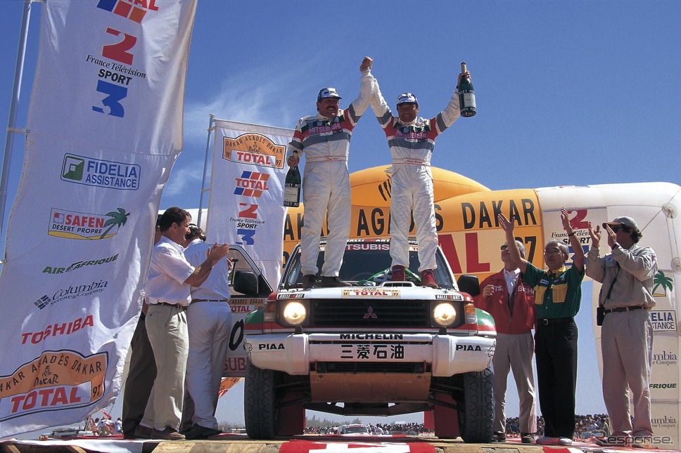 1997年ダカールラリーで優勝した篠塚氏《写真提供 三菱自動車》