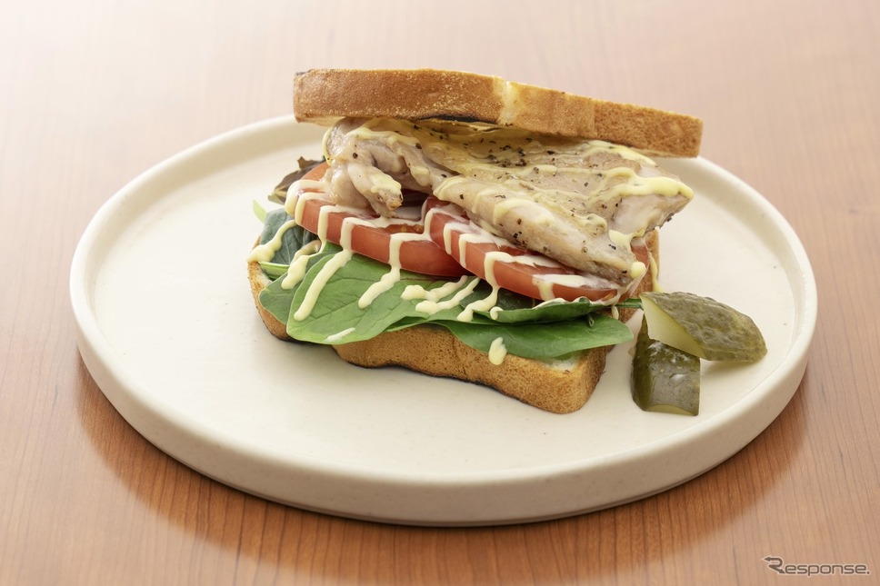 CROWN STYLE CAFÉ：チキンと有機ベビーリーフのサンドイッチ《写真提供 トヨタ自動車》