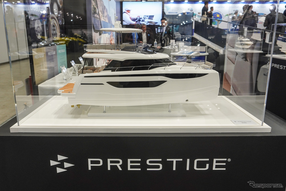6月に発売する「PRESTIGE」のカタマランタイプ「PRESTIGE M48」の模型（ジャパン・インターナショナルボートショー2024）《写真撮影 宮崎壮人》