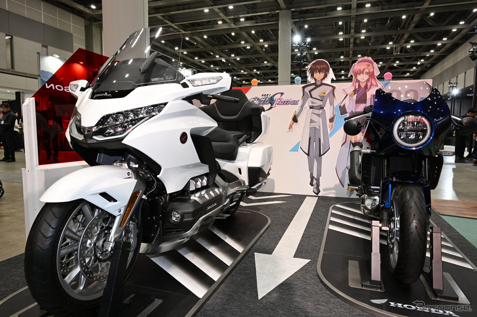 映画『機動戦士ガンダムSEED FREEDOM』に登場したホンダ ゴールドウイングとホーク11(東京モーターサイクルショー2024)《写真撮影 安藤貴史》