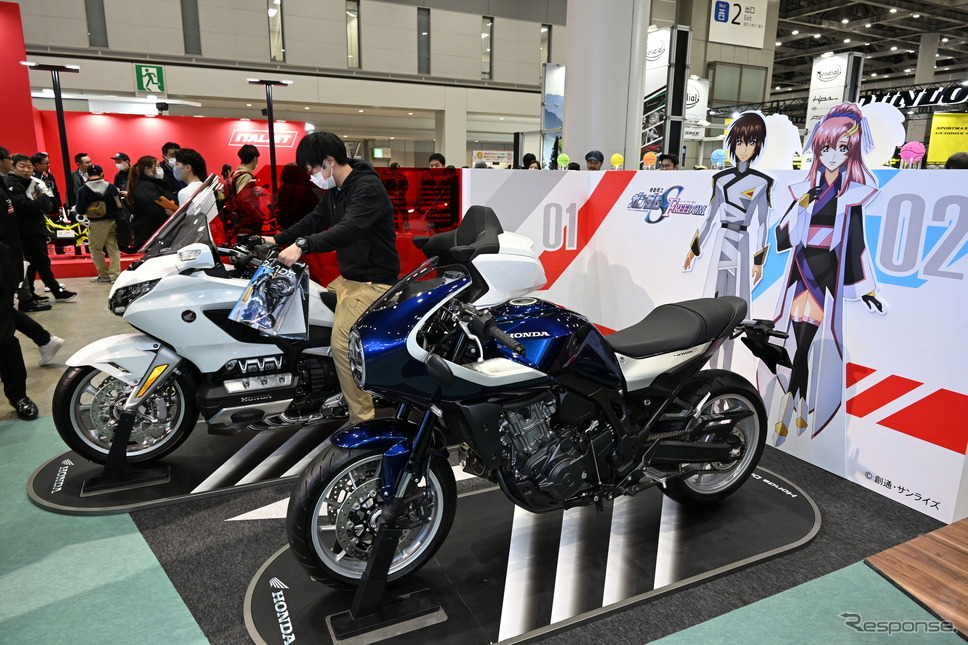 映画『機動戦士ガンダムSEED FREEDOM』に登場したホンダ ゴールドウイングとホーク11(東京モーターサイクルショー2024)《写真撮影 安藤貴史》