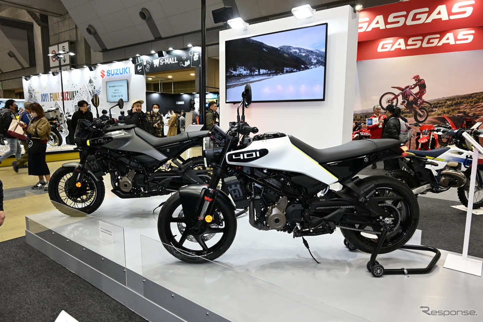 ハスクバーナ ヴィットピレン401。奥がスヴァルトピレン401(東京モーターサイクルショー2024)《写真撮影 安藤貴史》
