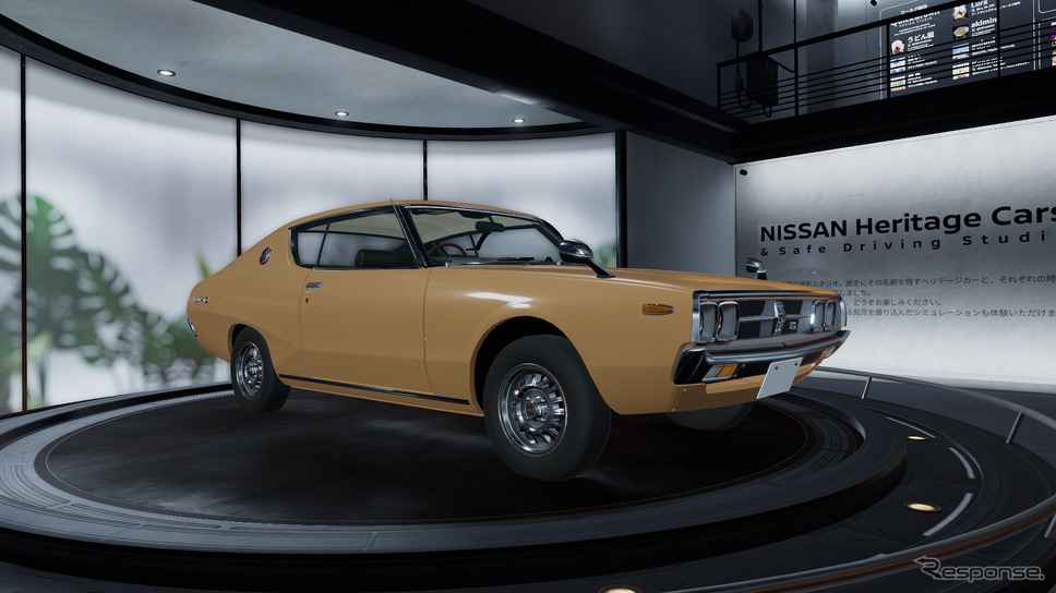 「NISSAN Heritage Cars＆Safe Driving Studio」の入口に置かれたスカイライン2000GTX-E。《撮影：根岸智幸》
