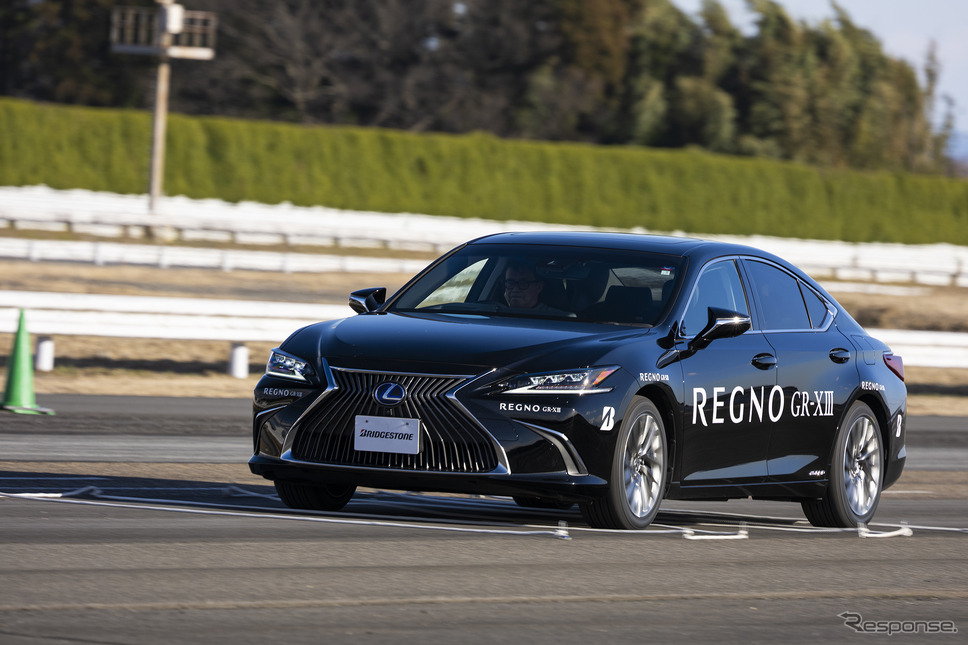 前モデルGR-XIIを装着したレクサス ES300h《写真撮影 土屋勇人》