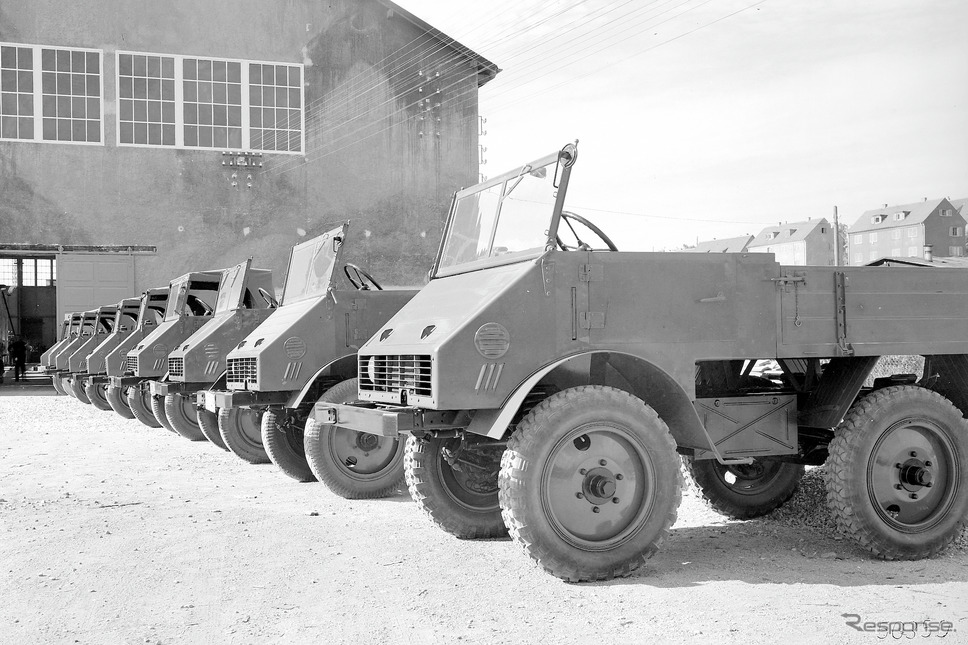 ベーリンガー社の前に並ぶウニモグ。週5〜7台を生産していた。手前から3台目のウニモグは、ウィンドシールドの助手席側にもワイパーがある《photo by Daimler Truck》