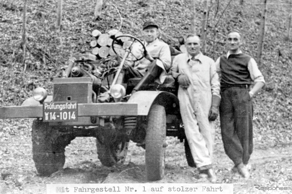 最初のプロトタイプU1（1946年10月9日撮影）。まだキャブがない。運転席はレスラー、ひとり置いてツァーベル《photo by Daimler Truck》