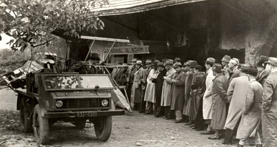 バインダーを装着した最初の量産ウニモグ（U70200）。1948年10月18日、ゲッピンゲンでのデモンストレーション《photo by Daimler Truck》