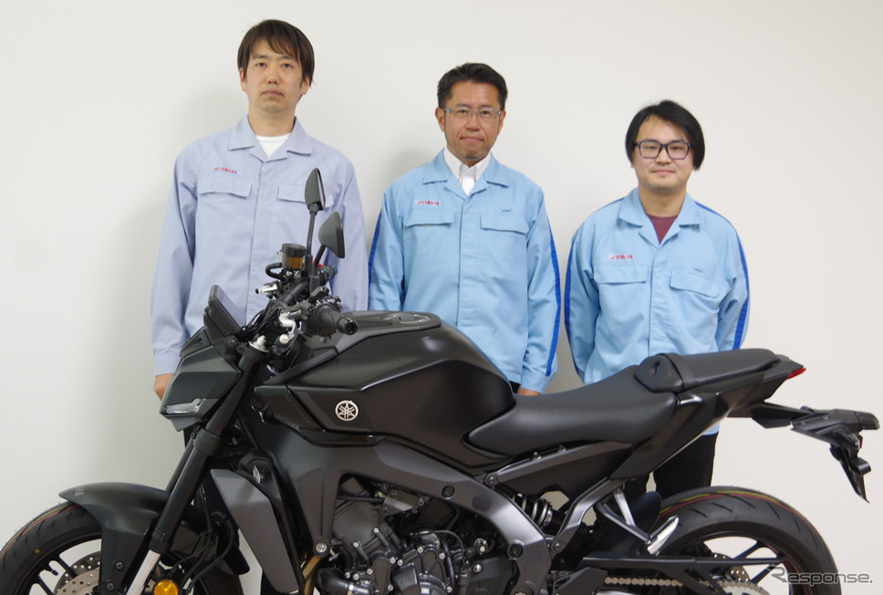 ヤマハ MT-09 新型の開発メンバー。左から電子システム担当の稲葉さん、PLの津谷さん、パワートレイン担当の川名さん《写真撮影 宮崎壮人》