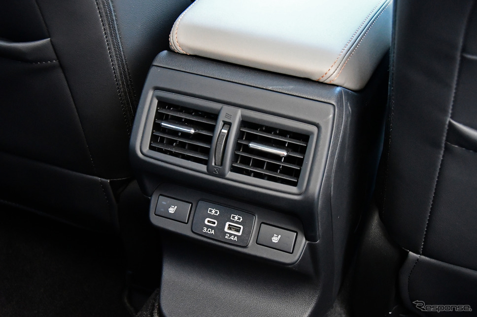 リヤシート用にもエアコン吹き出し口、シートヒーター、USB充電口が用意される《写真撮影　諸星陽一》
