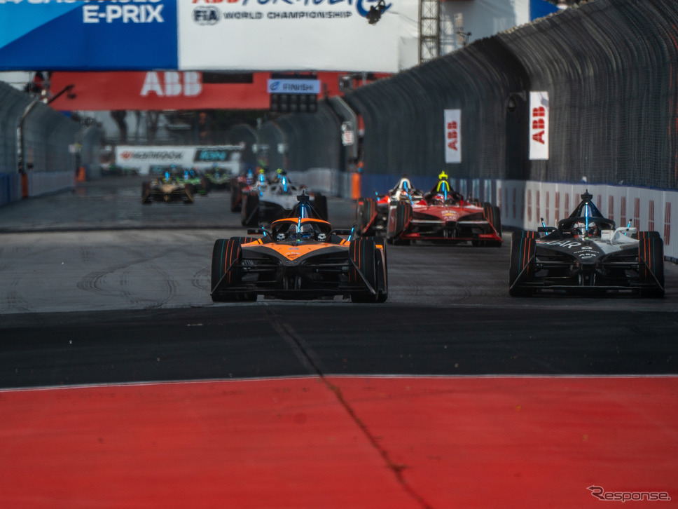 第4戦サンパウロE-Prix:集団先頭はバード《Photo by Stringer/Anadolu/ゲッティイメージズ》