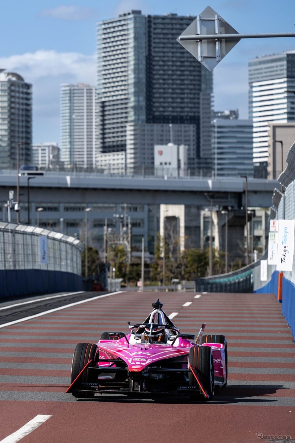 ついに東京のコースをフォーミュラEのマシンが走り始めた（#94 ウェーレイン）。《©?Formula E》