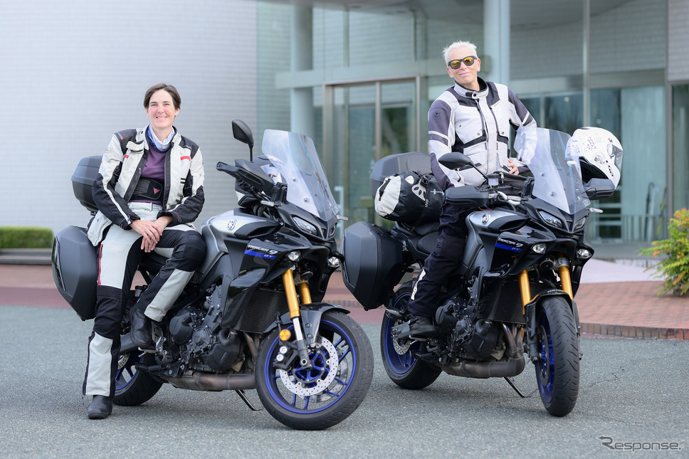 世界中をバイクで駆け回っているというGaea Schoetersさん（左）とTrui Hanoulleさん（右）《写真撮影 廣井誠》