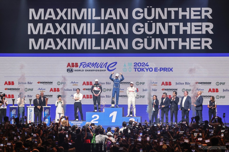 東京E-Prixの表彰式。初代優勝者はマキシミリアン・ギュンター。　(c) Formula E《写真提供 Formula E》