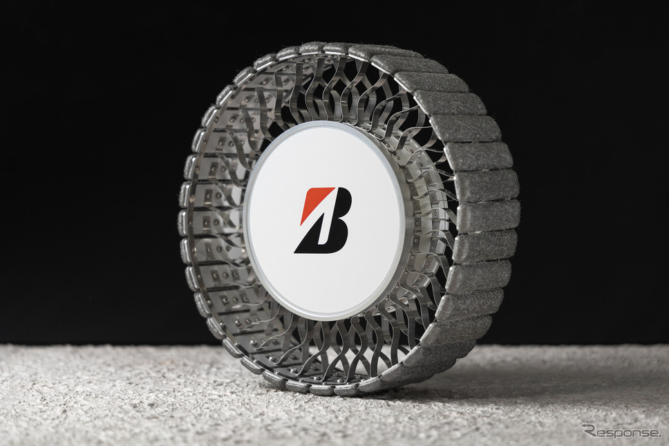 ブリヂストンが今回展示する月面探査車用タイヤの新コンセプトモデル《写真提供 ブリヂストン》