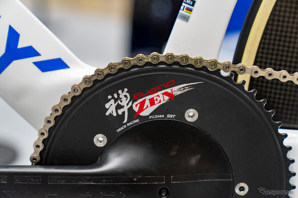東レ・カーボンマジックの競技用自転車『V-IZU』《写真撮影 石川徹》