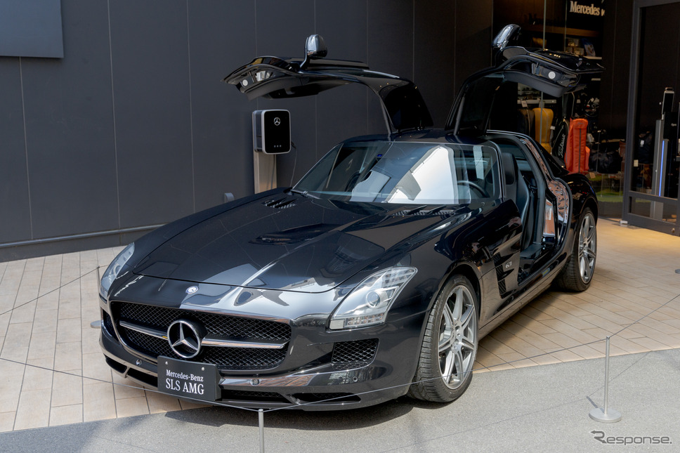 Mercedes me TokyoにはSLS AMGを展示。ガルウイングが特徴的だ。《写真撮影 関口敬文》