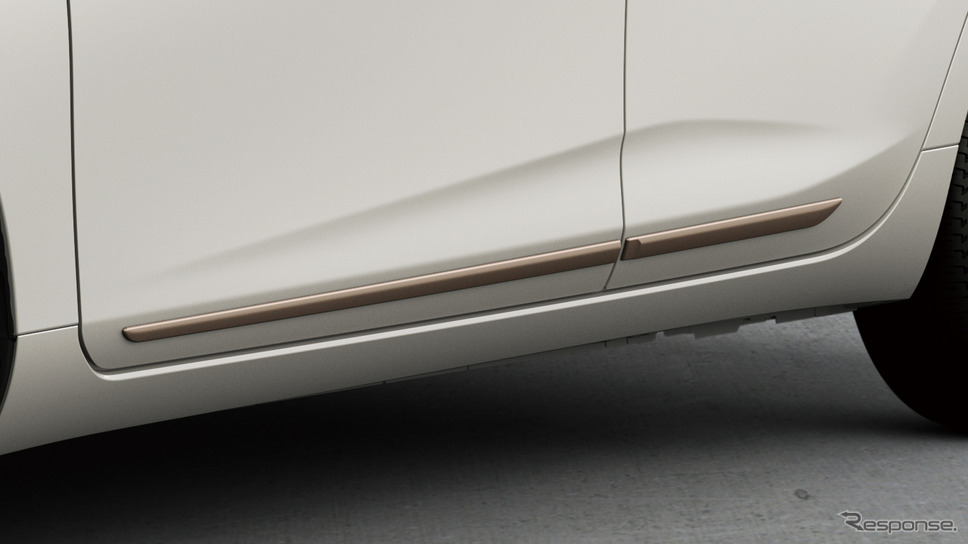 トヨタ・アクア 特別仕様車 Z“Raffine” サイドガーニッシュ（ブロンズメタリック塗装）＜販売店装着オプション＞《写真提供：トヨタ自動車》