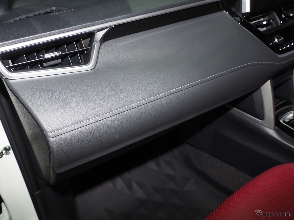 トヨタ カローラクロス HEV Premium Luxury。ダッシュボードはソフトパッドで覆われていた《 写真撮影 会田肇》