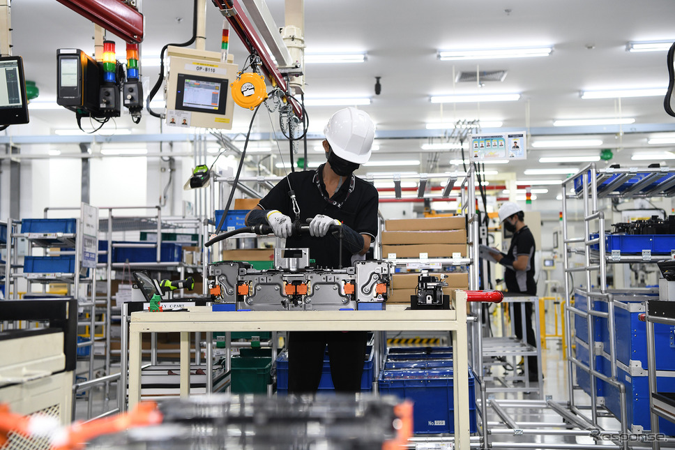 三菱自動車 ラムチャバン工場のクリーンルーム内で組立てられるバッテリー《写真提供 三菱自動車》