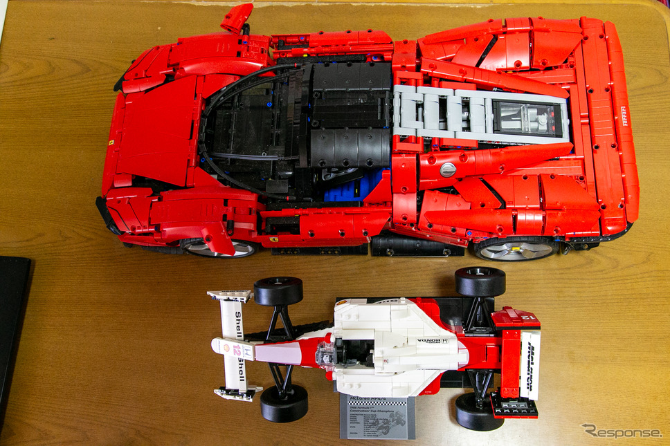 レゴ（R）テクニック フェラーリ Daytona SP3（右）とレゴ（R）アイコン マクラーレン MP4/4 ＆アイルトン・セナ《写真撮影 二城利月》