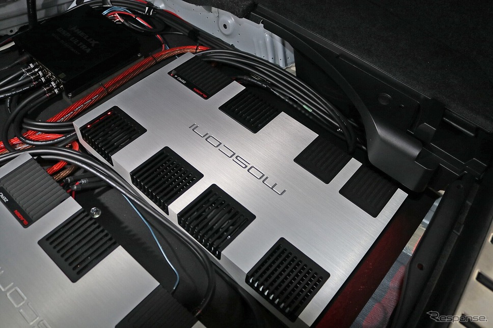 モスコニのZERO4×2台を用いることで、フロント3ウェイに加えてサブウーファーまでをドライブし音の統一感も引き出す。