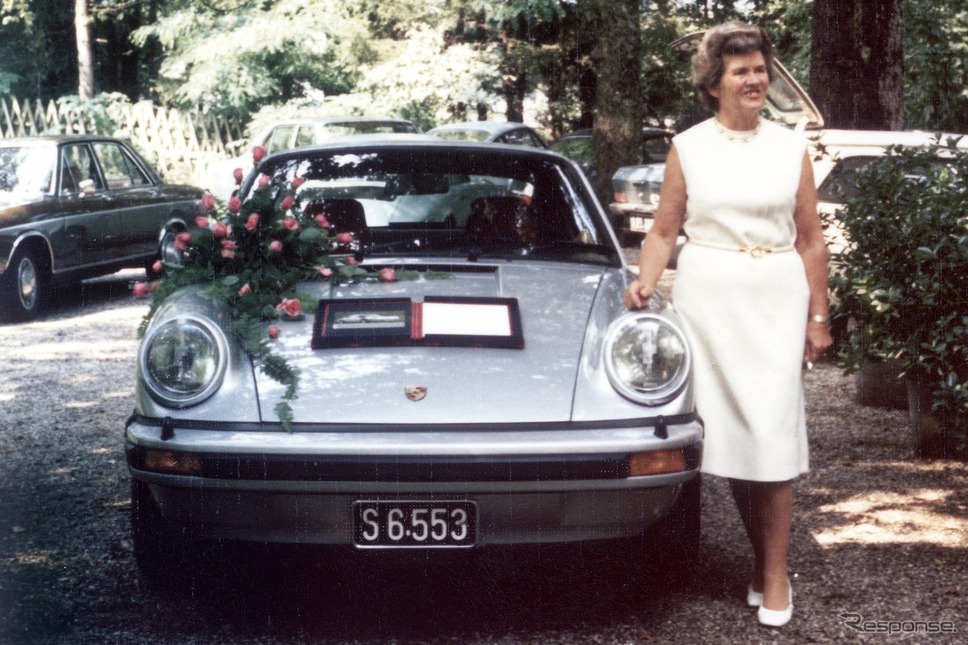 ルイーズ・ピエヒが70歳の誕生日に受け取った911ターボ No. 1（1974年）《photo by Porsche》
