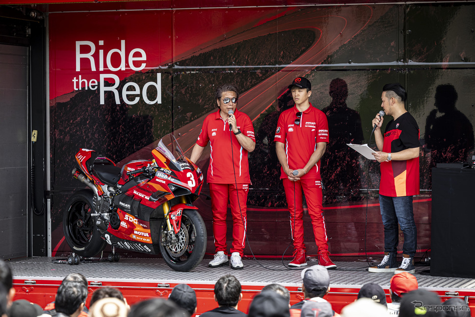 全日本ロード選手権にパニガーレV4Rで参戦する水野選手と加賀山監督によるトークショーも開催。ファクトリー仕様のパニガーレRがレース以外で一般お披露目されるのは初めてのこと。エンジン始動も行われた。《photo by 小川勤》