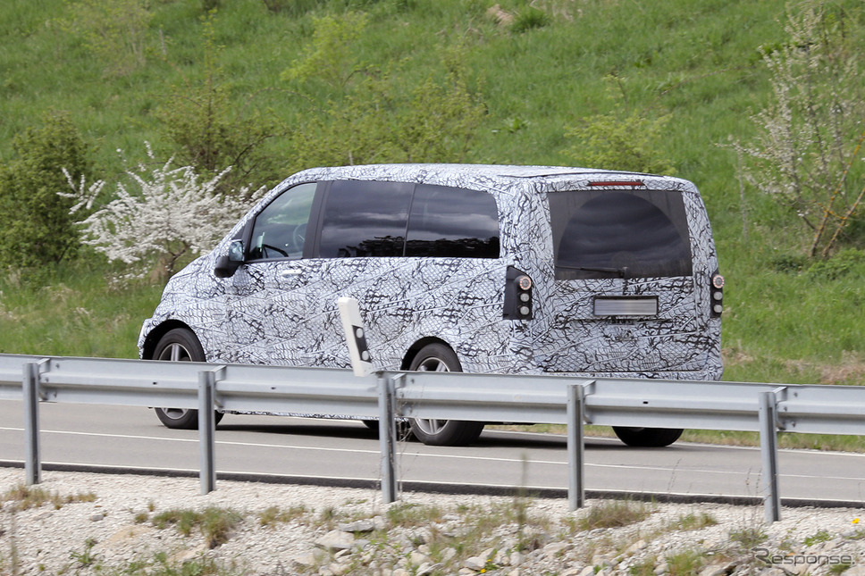 メルセデスベンツ EQV 次期型プロトタイプ(スクープ写真)《APOLLO NEWS SERVICE》