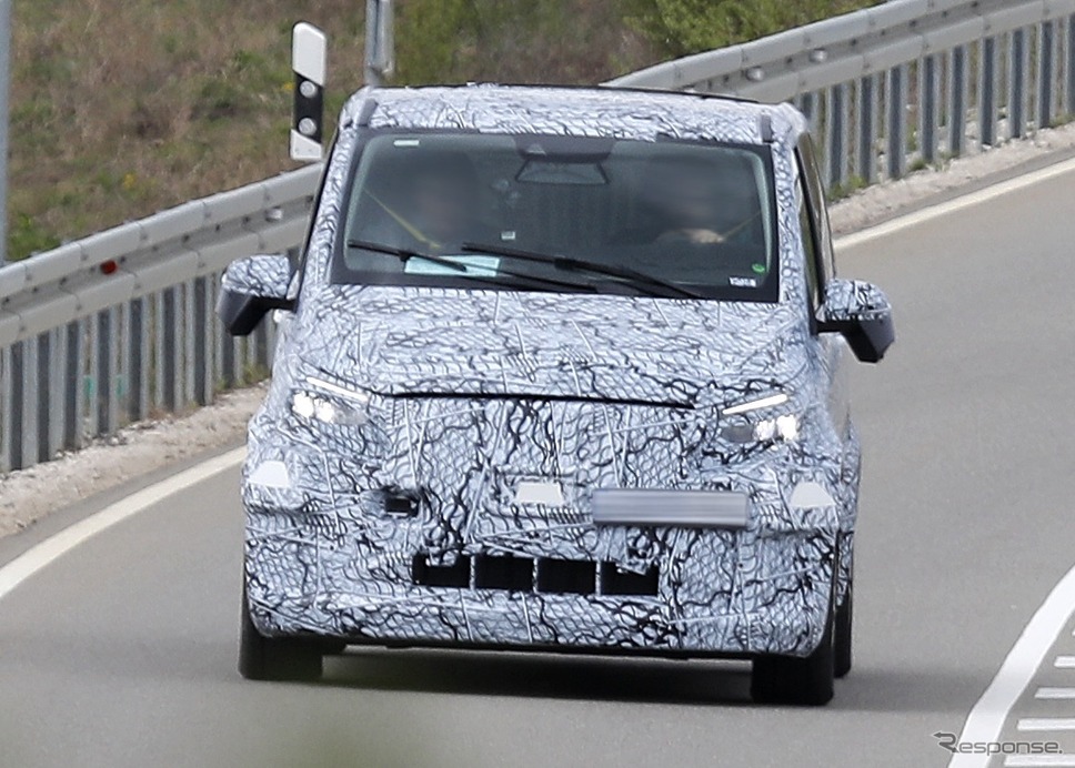 メルセデスベンツ EQV 次期型プロトタイプ(スクープ写真)《APOLLO NEWS SERVICE》