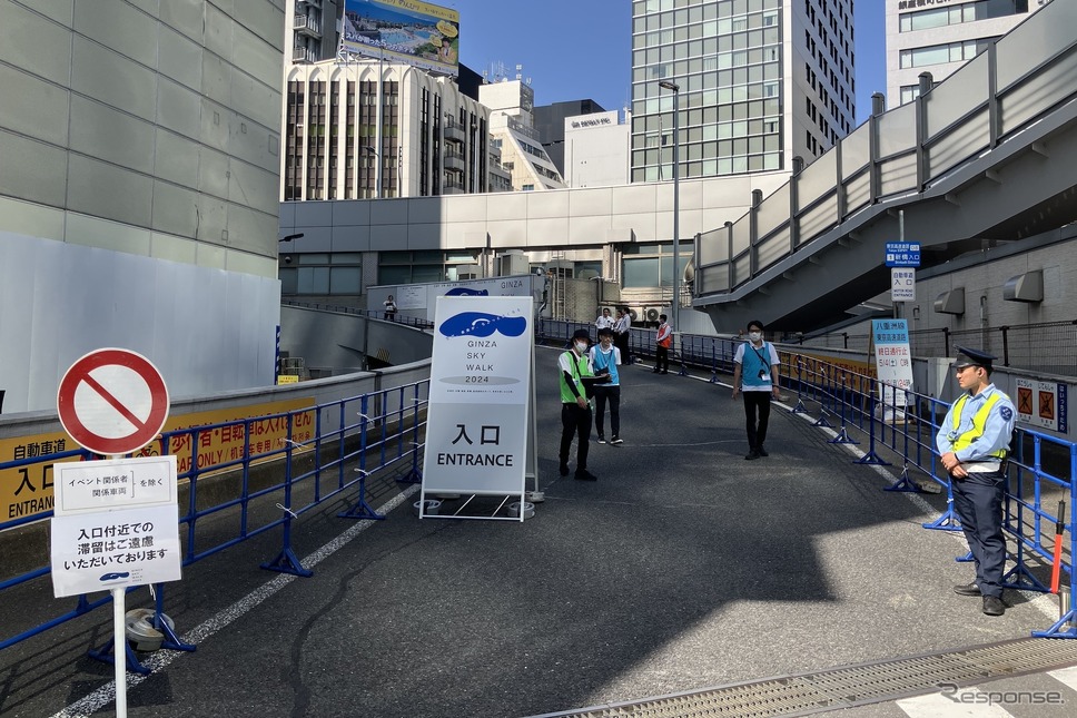 GINZA SKY WALK 2024:新橋入口《写真撮影 高木啓》