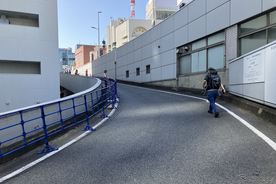 GINZA SKY WALK 2024:新橋入口《写真撮影 高木啓》