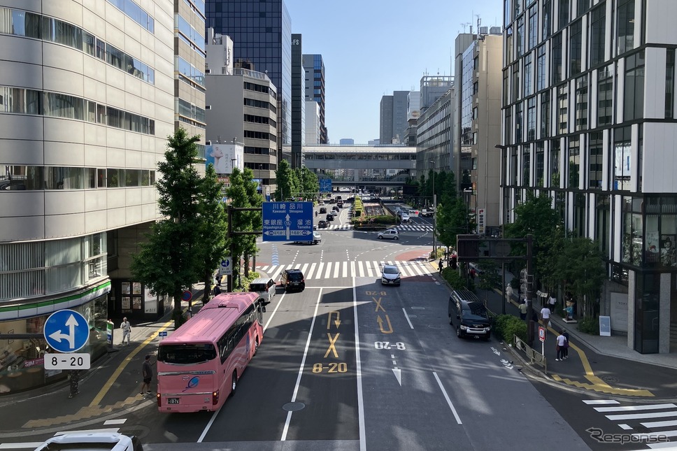 GINZA SKY WALK 2024:中央通り、新橋方面。奥はゆりかもめ《写真撮影 高木啓》