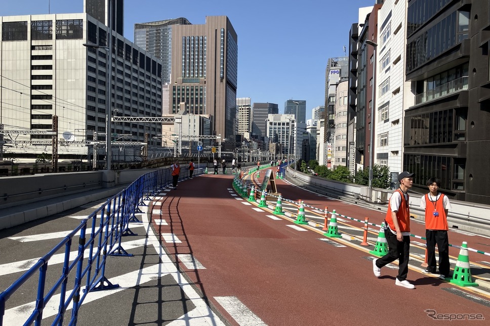 GINZA SKY WALK 2024:土橋入口。この付近からJR線と並行《写真撮影 高木啓》