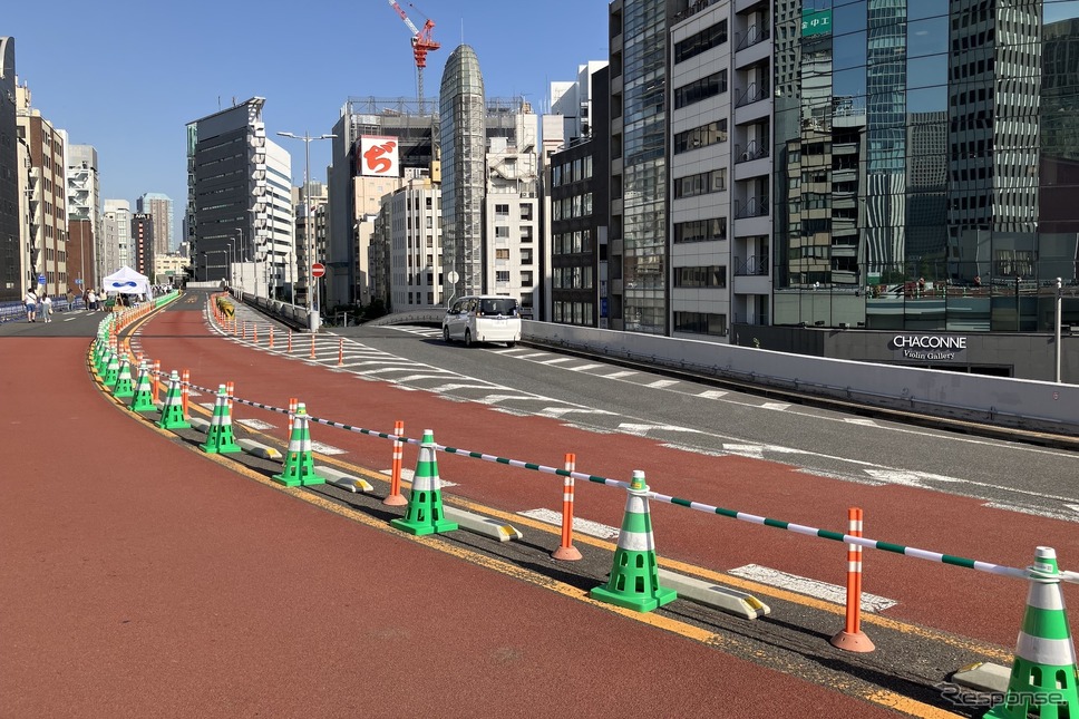 GINZA SKY WALK 2024:西銀座入口。写真中央の車は通常とは逆向きに駐車《写真撮影 高木啓》