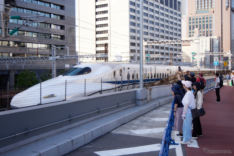 GINZA SKY WALK 2024:KK線のほうが位置が高いので、いちばん手前の新幹線下り電車は上部しか見えない《写真提供 東京都/東京高速道路》