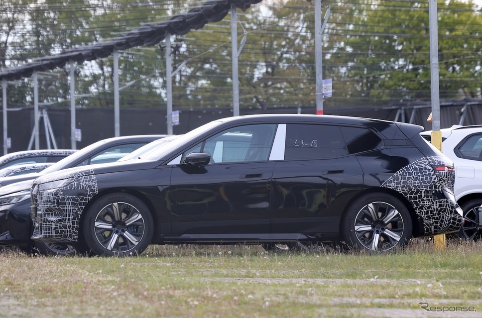 BMW iX 改良新型プロトタイプ(スクープ写真)《APOLLO NEWS SERVICE》