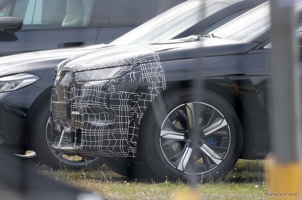 BMW iX 改良新型プロトタイプ(スクープ写真)《APOLLO NEWS SERVICE》