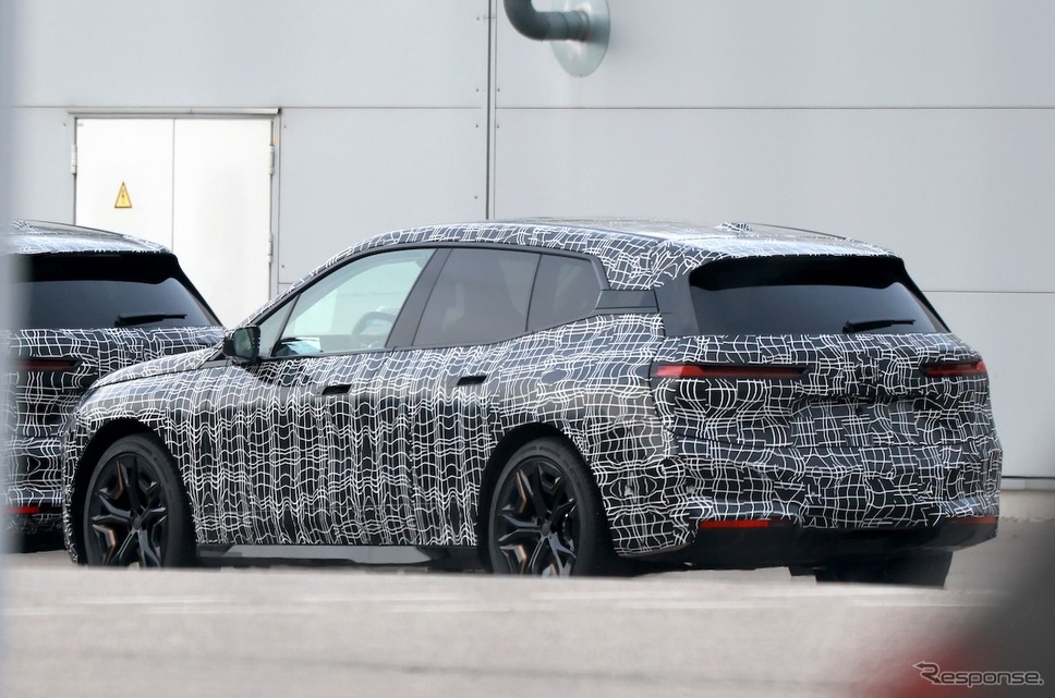 BMW iX 改良新型プロトタイプ(スクープ写真)《APOLLO NEWS SERVICE》