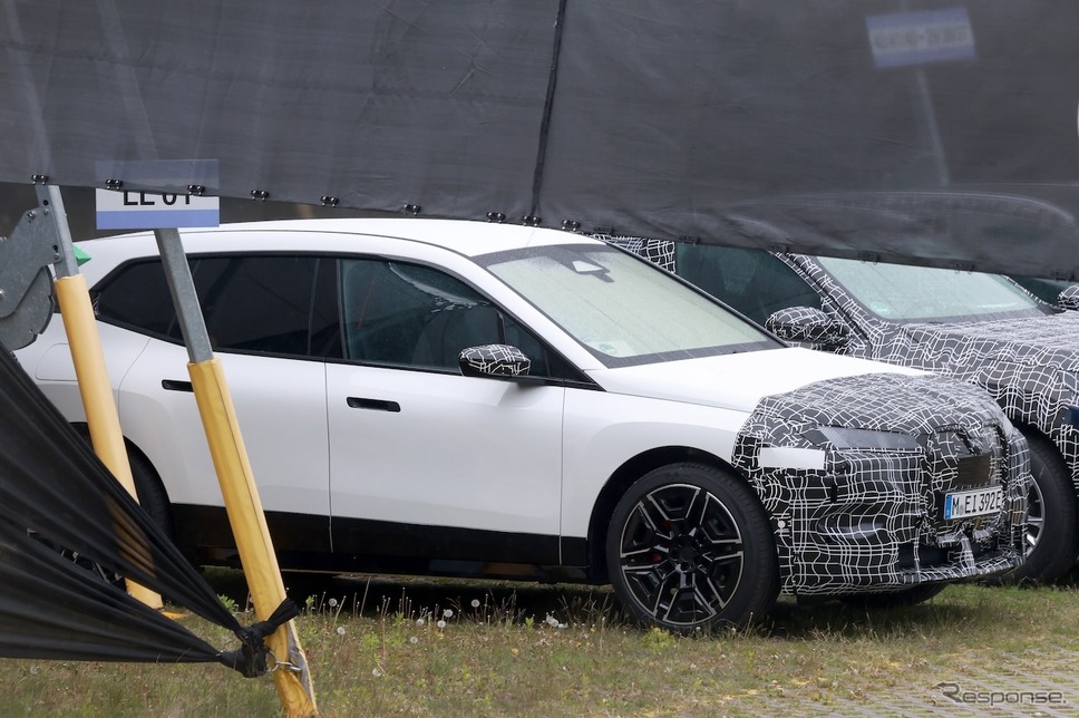 BMW iX 改良新型プロトタイプ(スクープ写真)《APOLLO NEWS SERVICE》