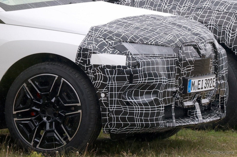 BMW iX 改良新型プロトタイプ(スクープ写真)《APOLLO NEWS SERVICE》