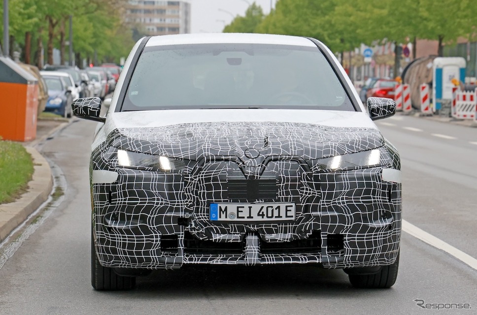 BMW iX 改良新型プロトタイプ(スクープ写真)《APOLLO NEWS SERVICE》