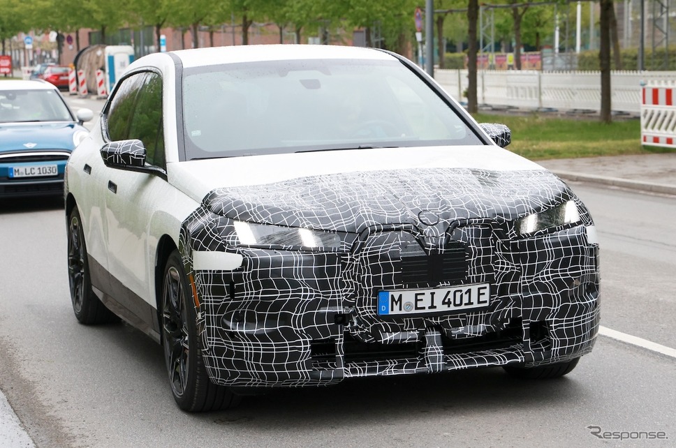 BMW iX 改良新型プロトタイプ(スクープ写真)《APOLLO NEWS SERVICE》