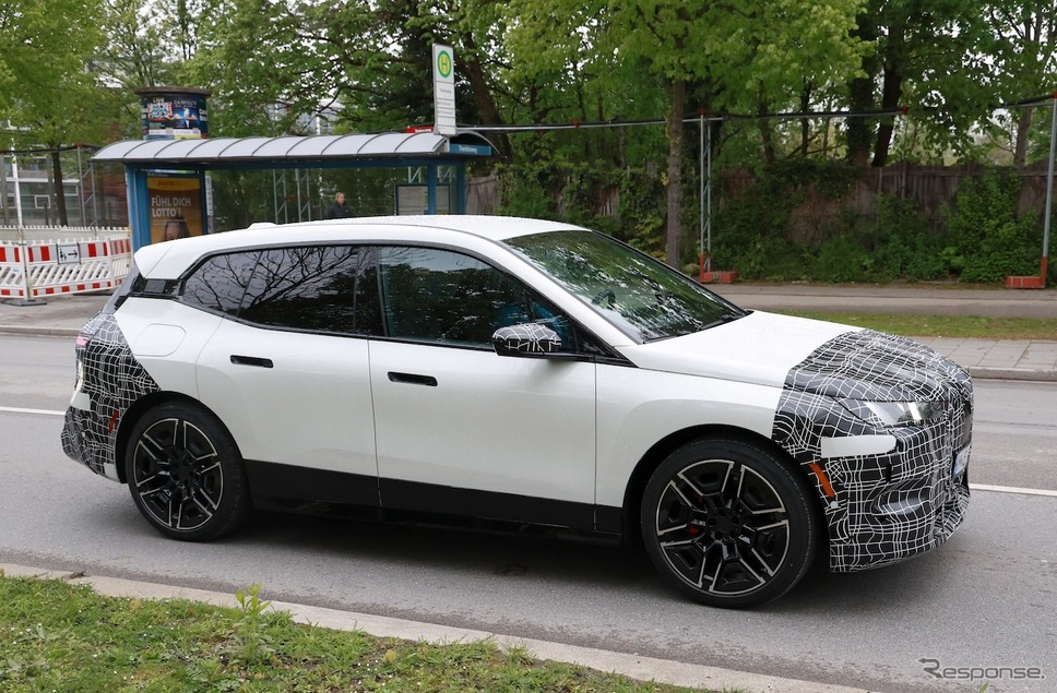 BMW iX 改良新型プロトタイプ(スクープ写真)《APOLLO NEWS SERVICE》