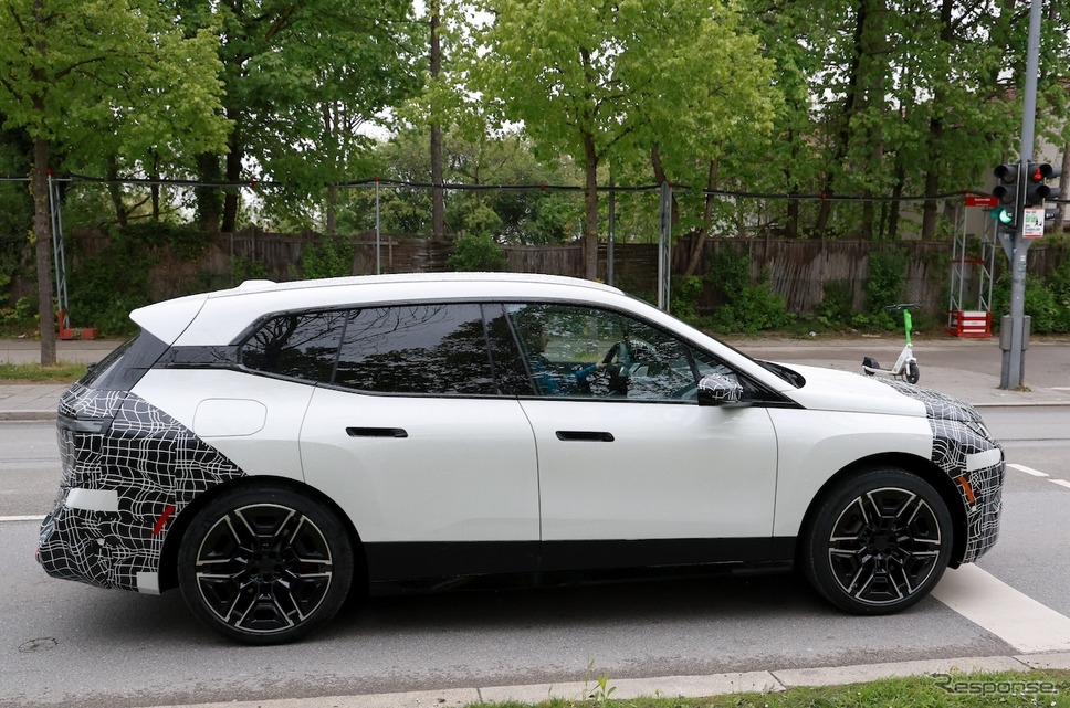 BMW iX 改良新型プロトタイプ(スクープ写真)《APOLLO NEWS SERVICE》