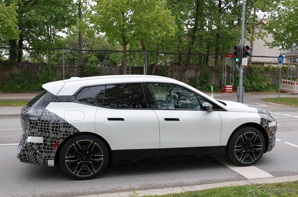 BMW iX 改良新型プロトタイプ(スクープ写真)《APOLLO NEWS SERVICE》