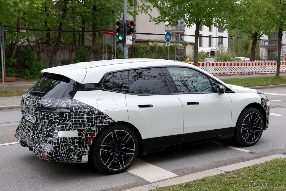 BMW iX 改良新型プロトタイプ(スクープ写真)《APOLLO NEWS SERVICE》